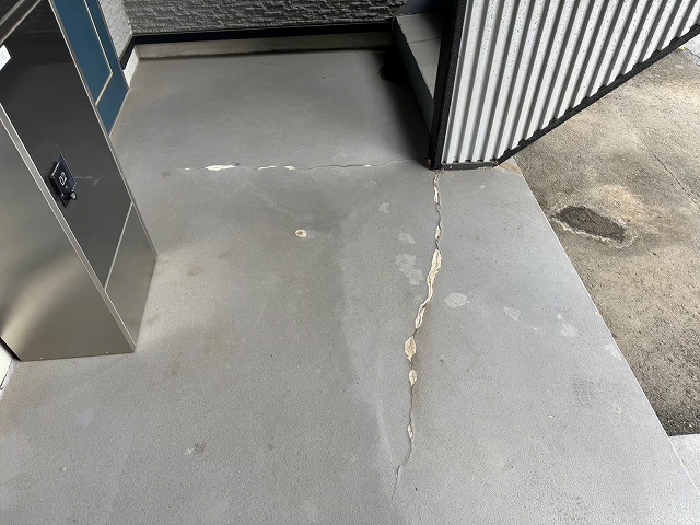 経年劣化による床面の割れ